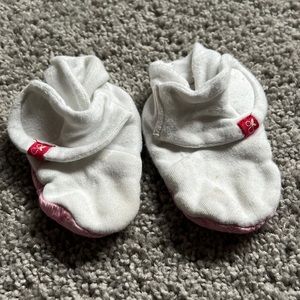 Goumi infant booties